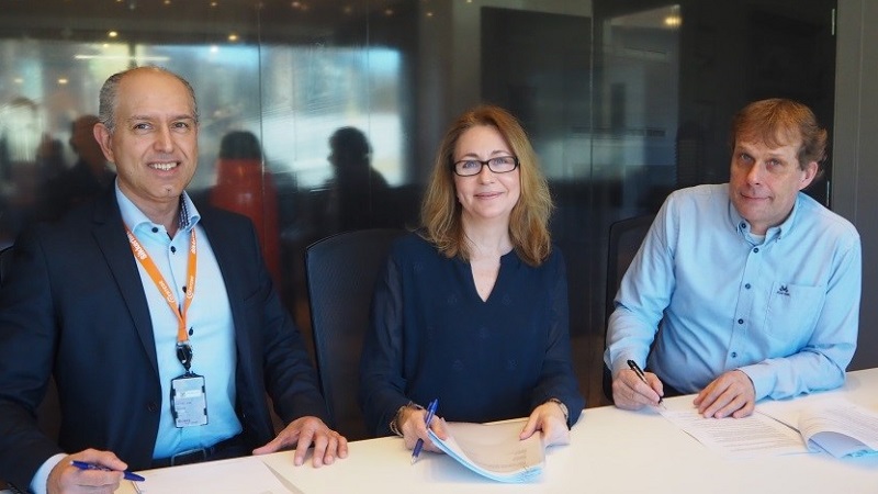 Tre representanter fra Certego og JM som har skrevet under en avtale.