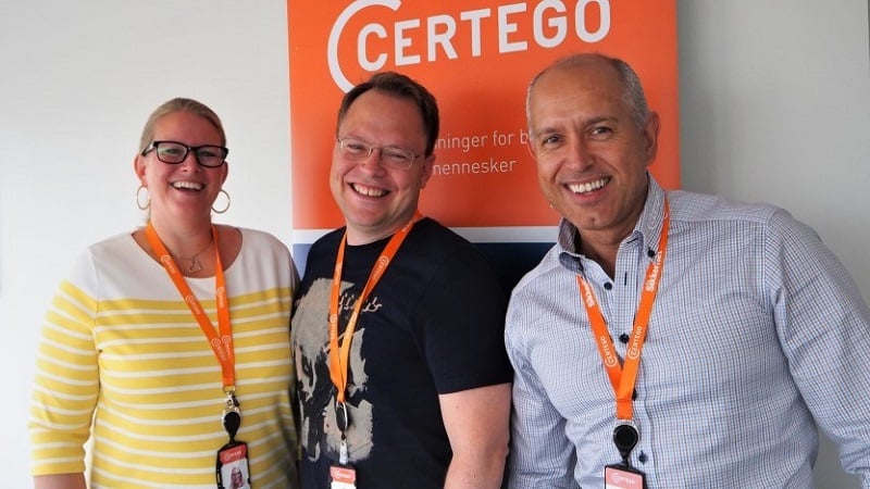 Tre representanter fra Certego som smiler.